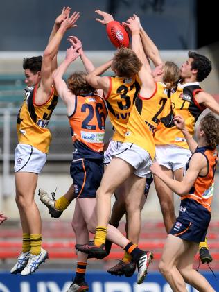Calder Cannons and Dandenong Stingrays battle in last year’s U18 competition. Picture: Andy Brownbill