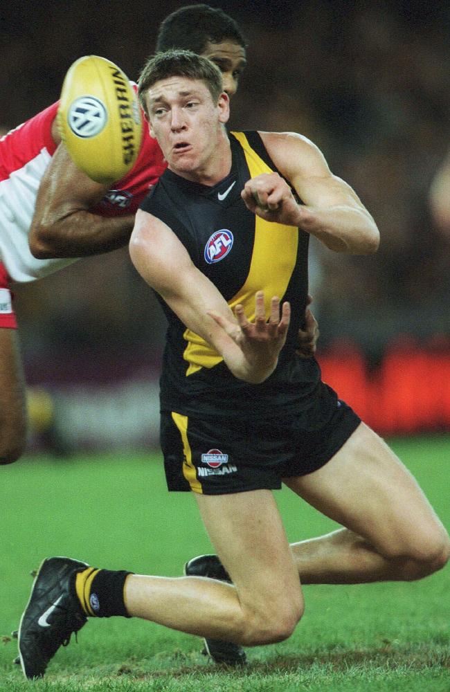 Royce Vardy gets the handball away from Sydney’s Michael O’Loughlin.