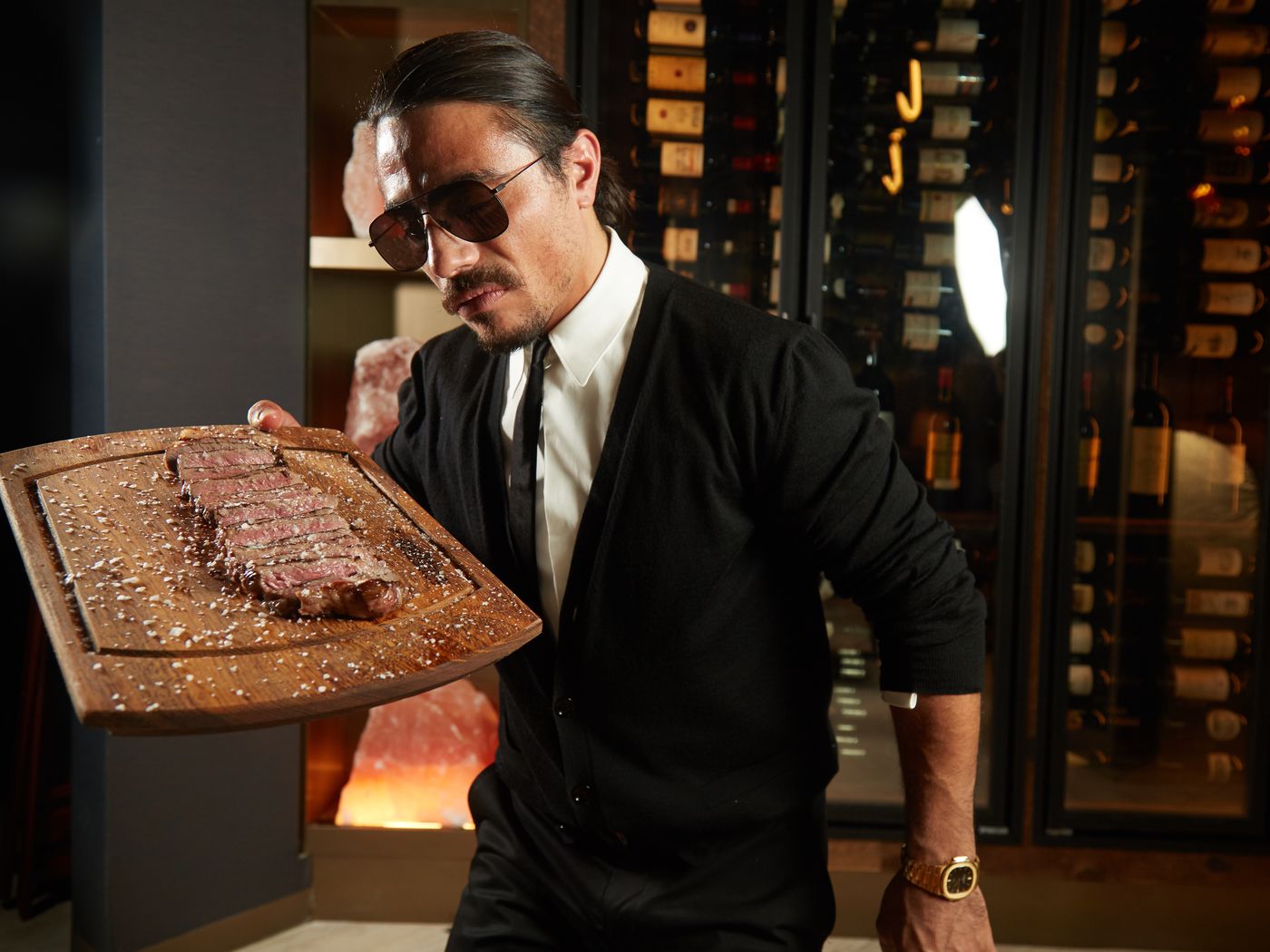 NusrEtRestaurant_SaltBae_NusretGo_kc_e_SteakSalting_0926_SELECT.jpg