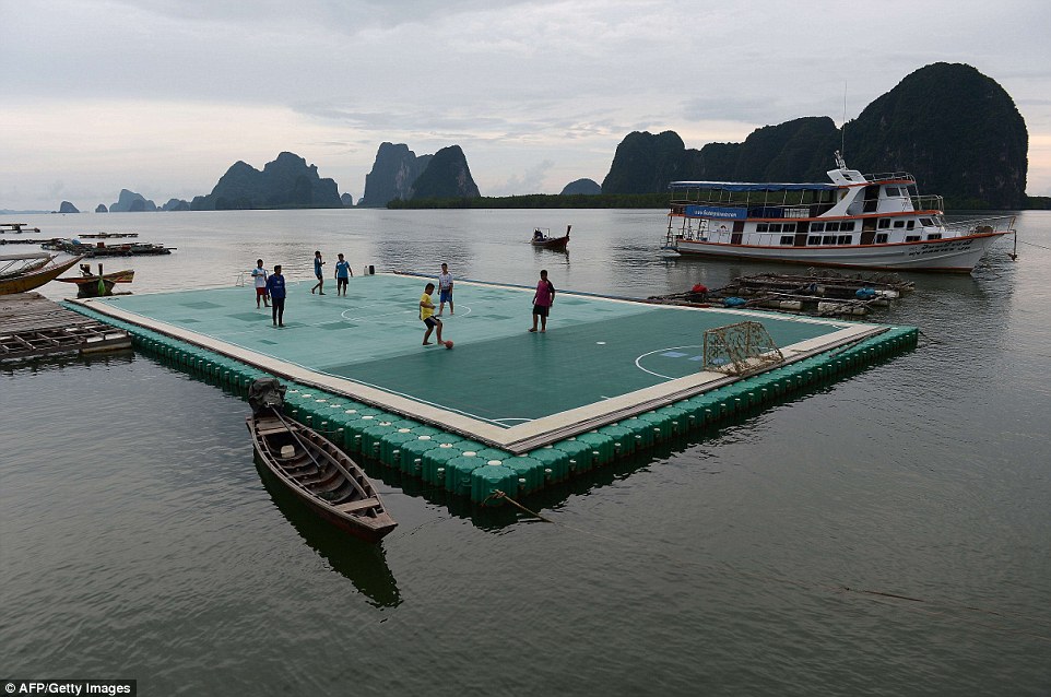 239058B400000578-2852625-Youngsters_play_football_on_a_floating_football_pitch_in_Koh_Pan-1_1417169042730.jpg