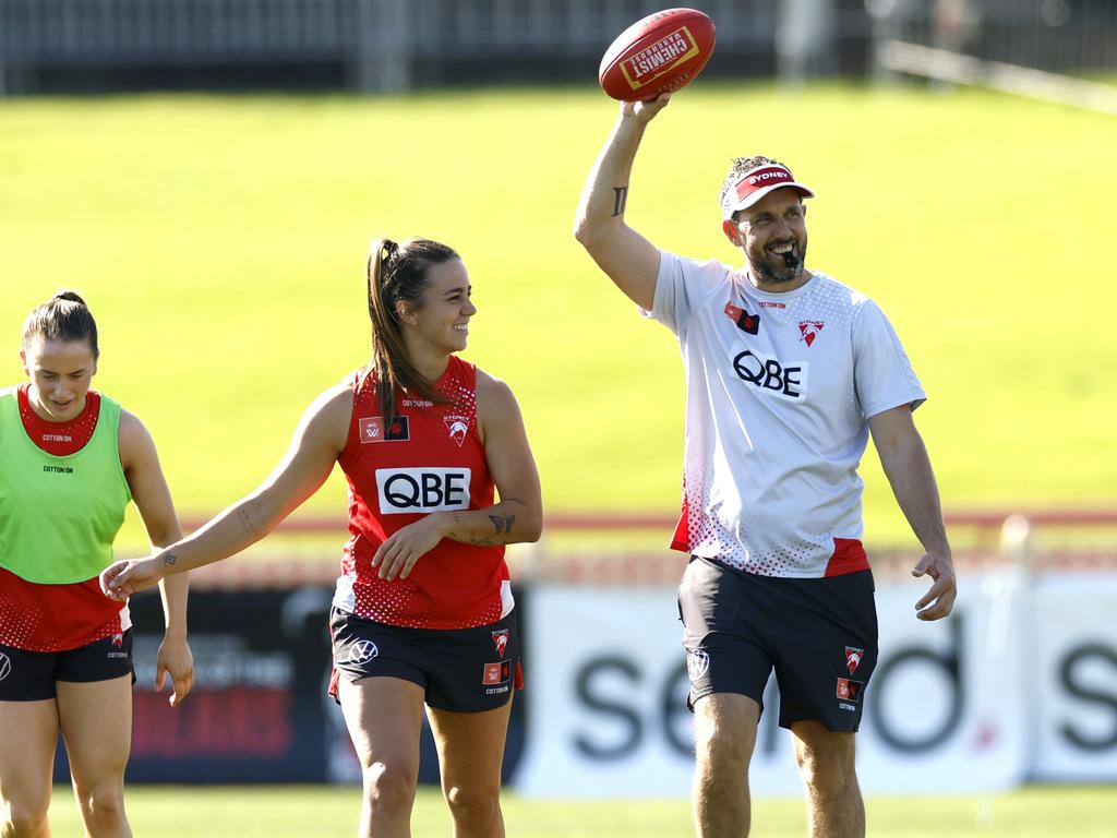 Davis has experience in both the AFL and AFLW coaching systems. Photo by Phil Hillyard