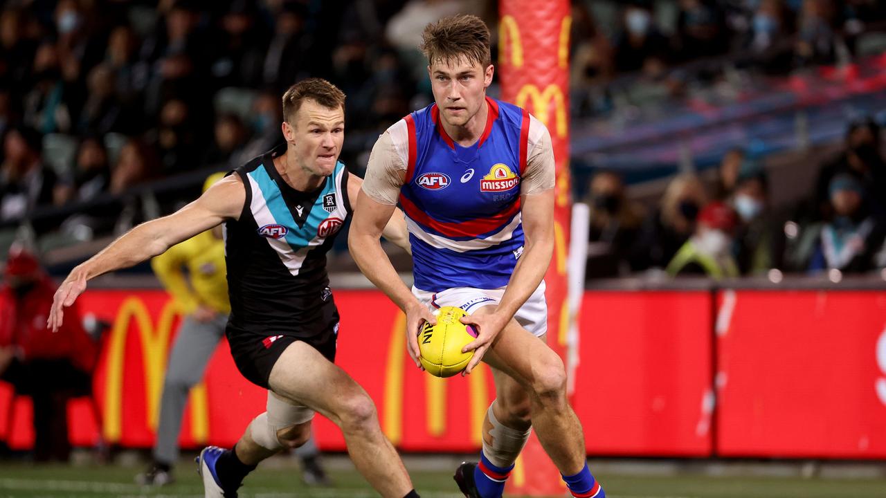 Gardner looks for an option in the 2021 preliminary final. Picture: Getty Images