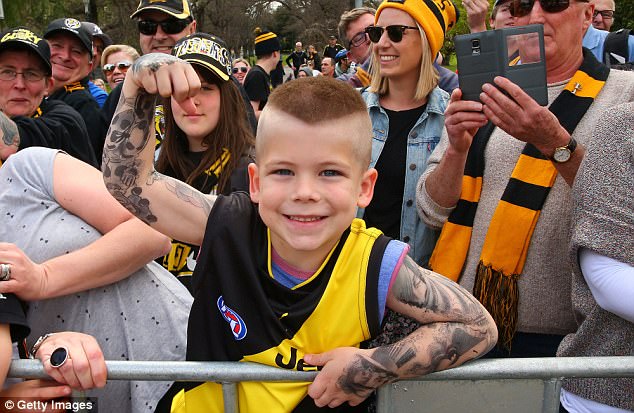 44D8107000000578-4932148-A_young_fan_of_Dustin_Martin_of_the_Tigers_shows_his_support_dur-a-17_1506662892367.jpg