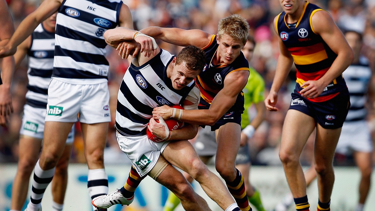 joel-selwood-of-geelong-ducking-into-a-tackle_quevfe8dhcfr1o9ya2jo9ukwb.jpg