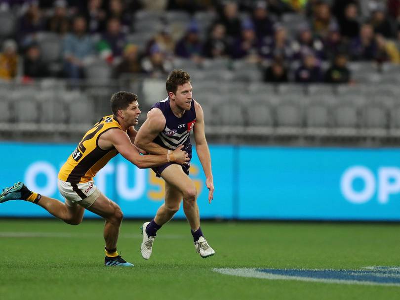 Reece Conca of the Dockers handpasses the ball during the 2020 AFL Round 11 match between the Fremantle Dockers and the Hawthorn Hawks.