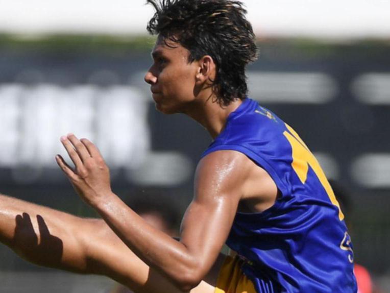 Jesse Motlop goes long in his senior debut for Wanderers. Credit: Felicity Elliott AFLNT/Media