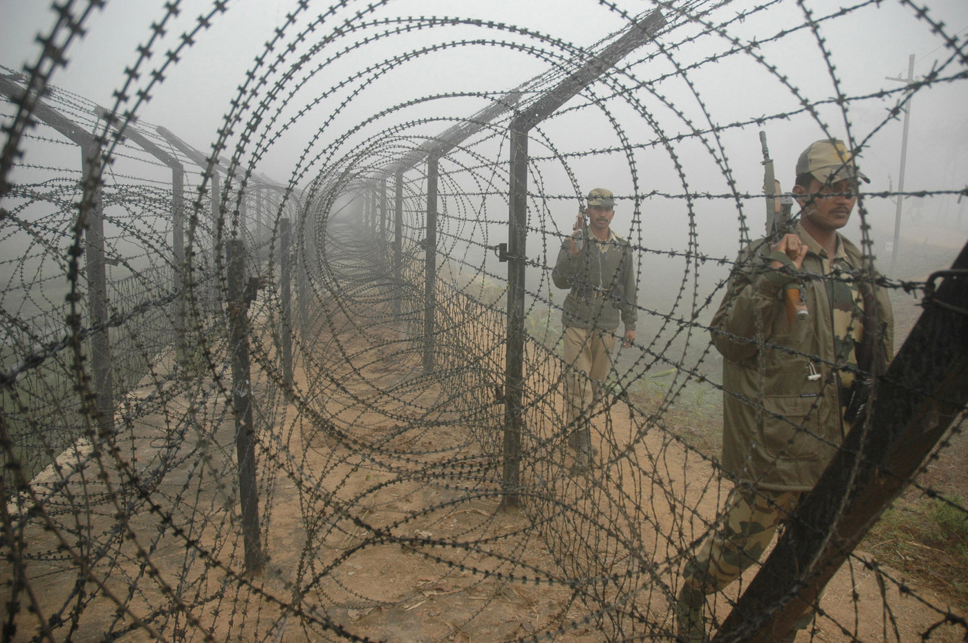 India_Bangladesh-Barbwire-Fence.jpg