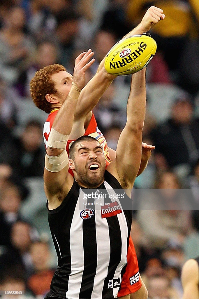 chris-dawes-of-the-magpies-marks-infront-of-rory-thompson-of-the-suns-picture-id145633549