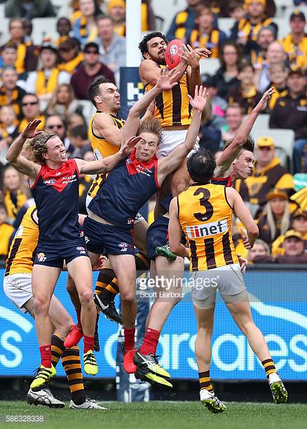 cyril-rioli-of-the-hawks-takes-a-spectacular-mark-in-the-2nd-quarter-picture-id586328338