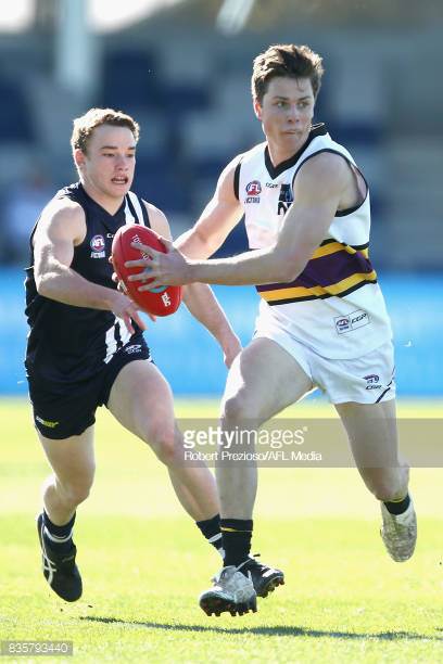 doulton-langlands-of-the-murray-bushrangers-runs-during-the-tac-cup-picture-id835793440