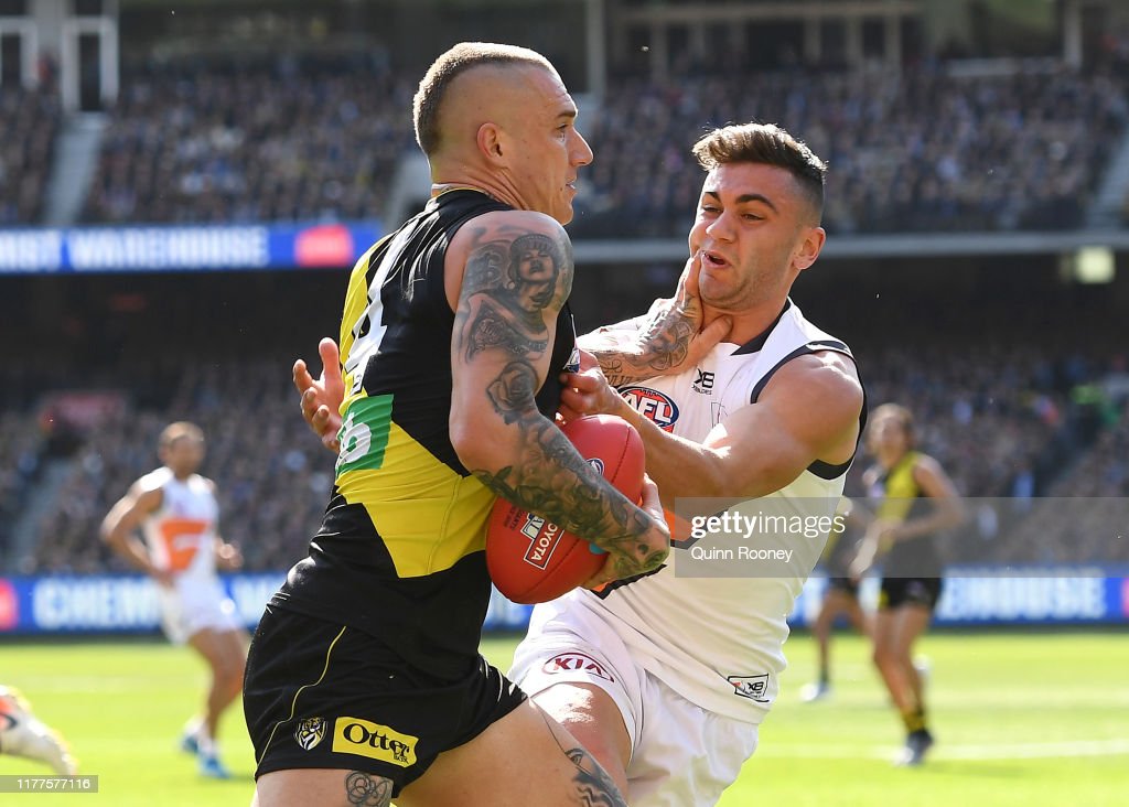 dustin-martin-of-the-tigers-fends-off-a-tackle-by-tim-taranto-of-the-picture-id1177577116