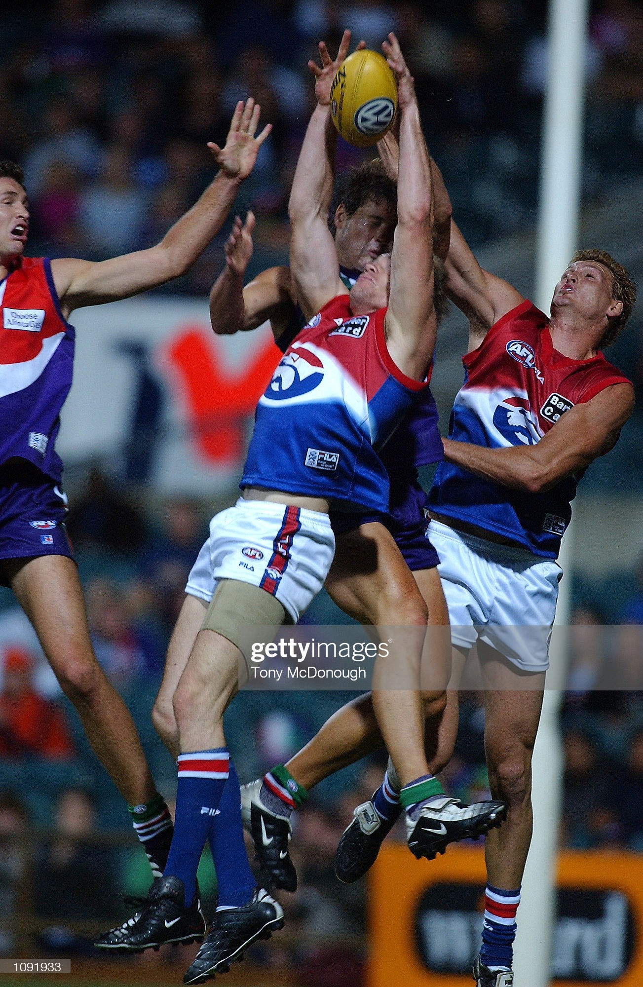 feb-2002-trent-bartlett-for-the-western-bulldogs-marks-the-ball-the-picture-id1091933