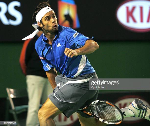 fernando-gonzalez-of-chile-in-action-defeating-tommy-haas-of-germany-picture-id118798650