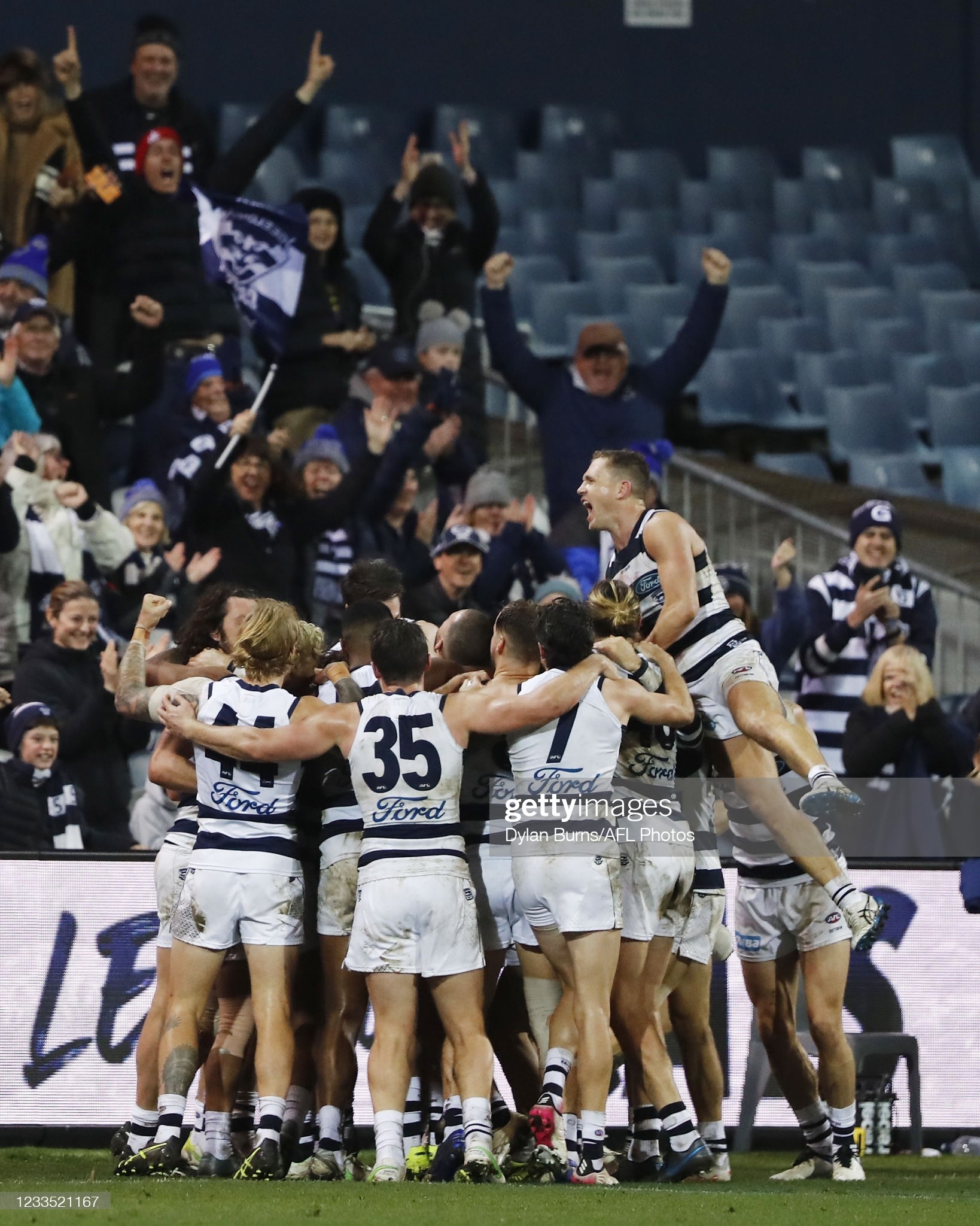 gary-rohan-of-the-cats-celebrates-with-teammates-after-kicking-a-goal-picture-id1233521167
