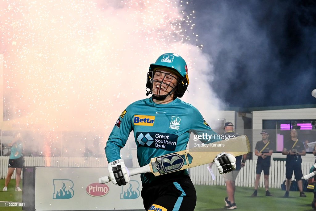 georgia-redmayne-of-the-heat-enters-the-field-during-the-womens-big-picture-id1433051881