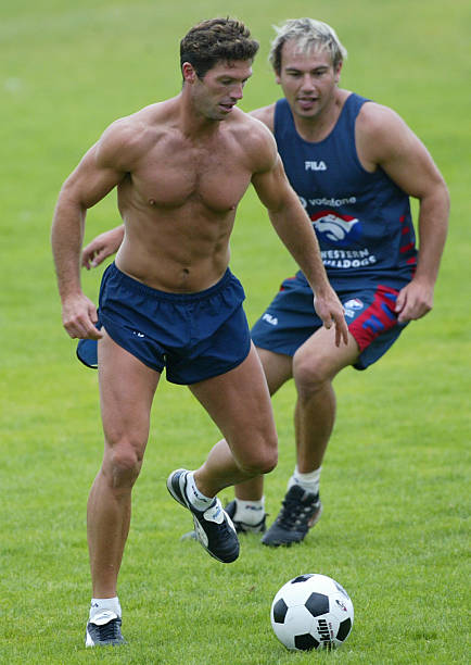 jan-2002-rohan-smith-of-the-western-bulldogs-runs-away-from-team-mate-picture-id1081386