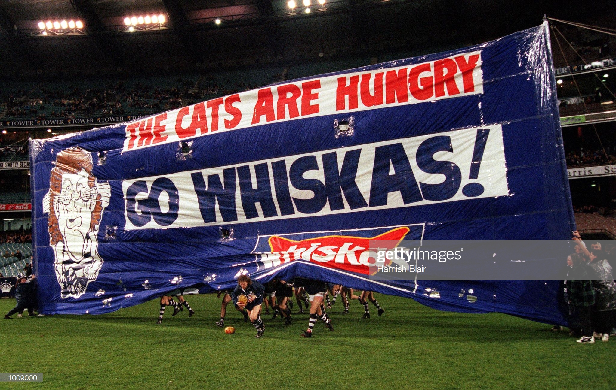 jun-1999-garry-hocking-number-32-for-geelong-who-changed-his-name-by-picture-id1009000