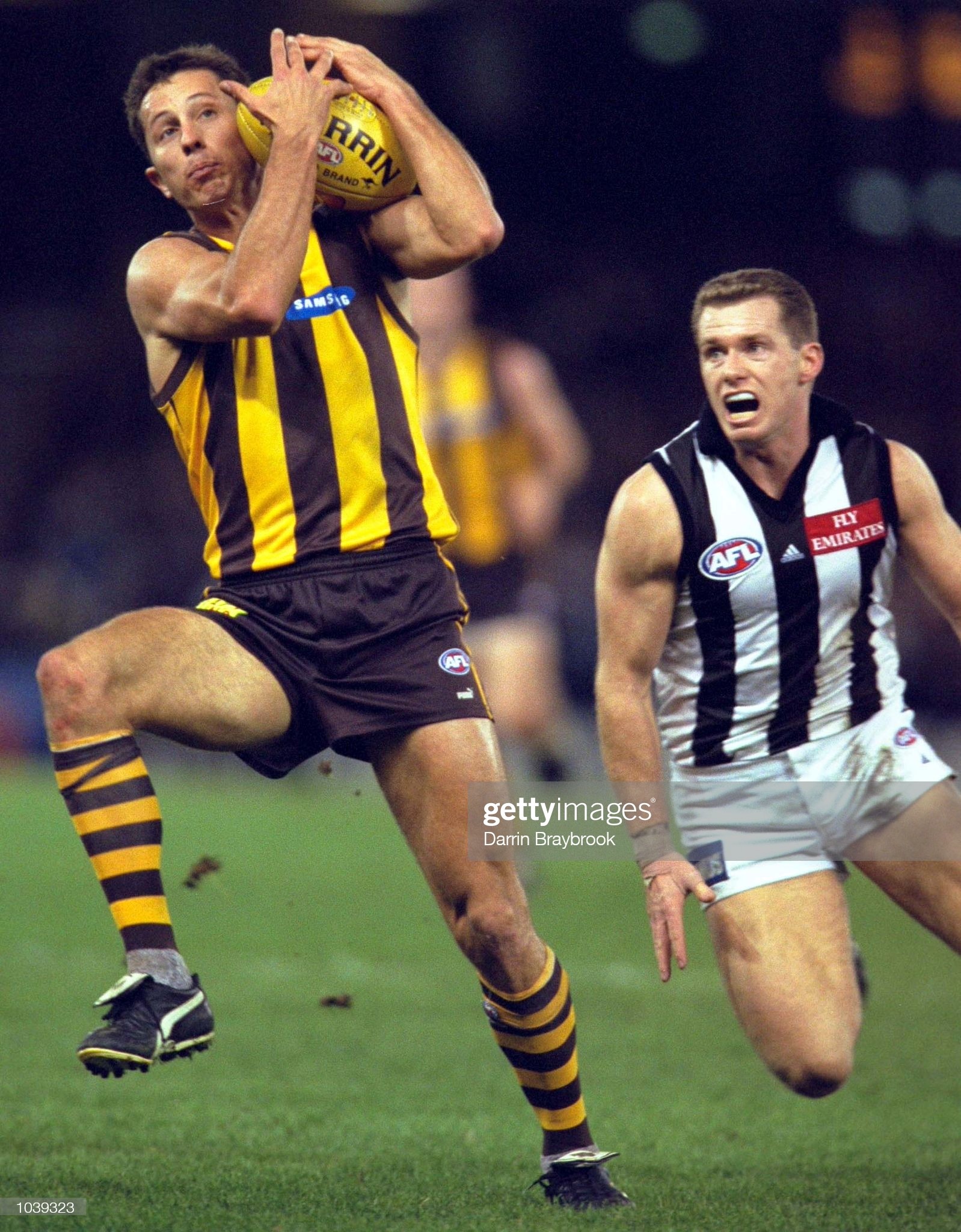 jun-2000-luke-mccabe-for-hawthorn-attempts-to-mark-in-front-of-paul-picture-id1039323