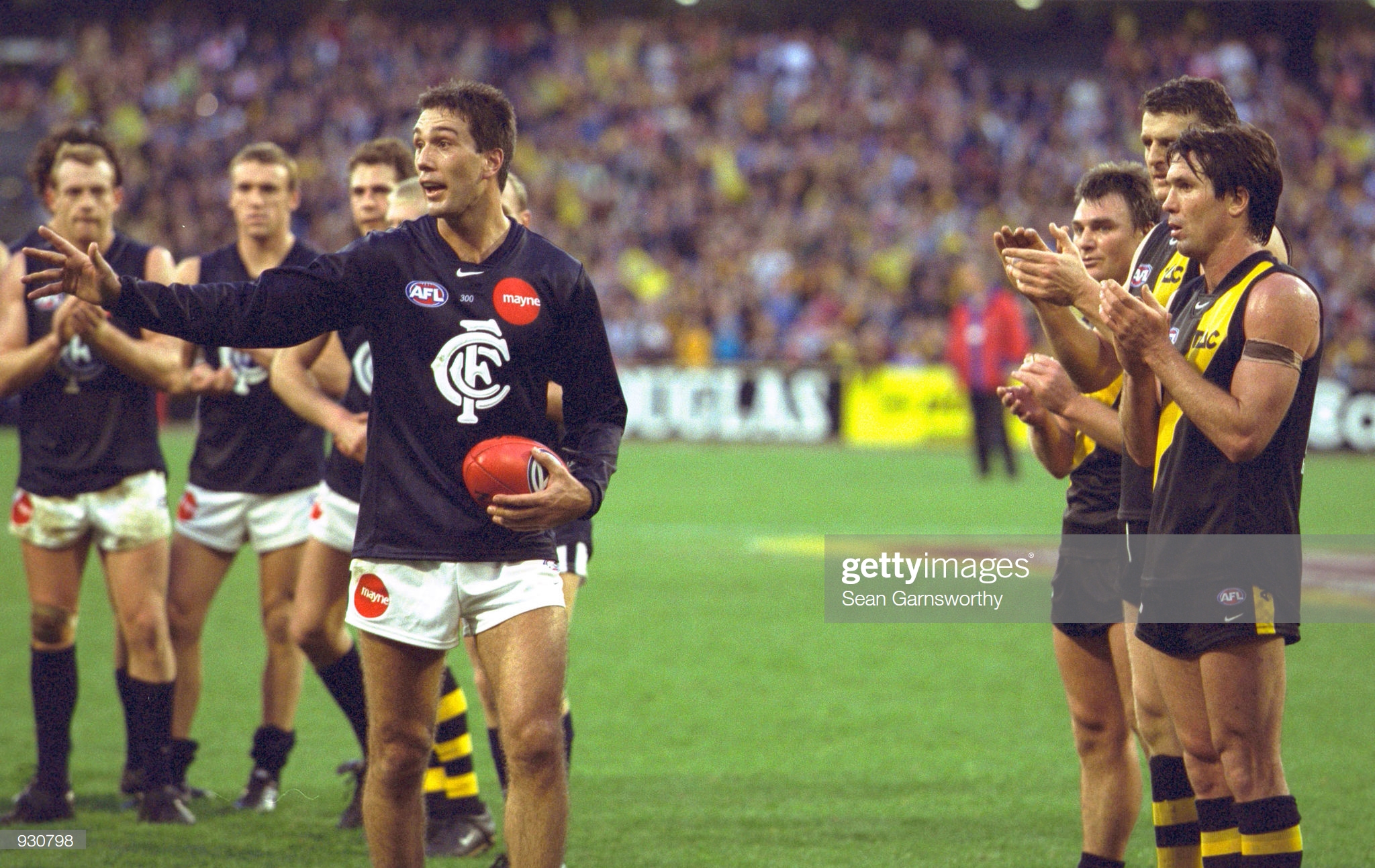 jun-2001-stephen-silvagni-for-carlton-walks-from-the-field-after-his-picture-id930798