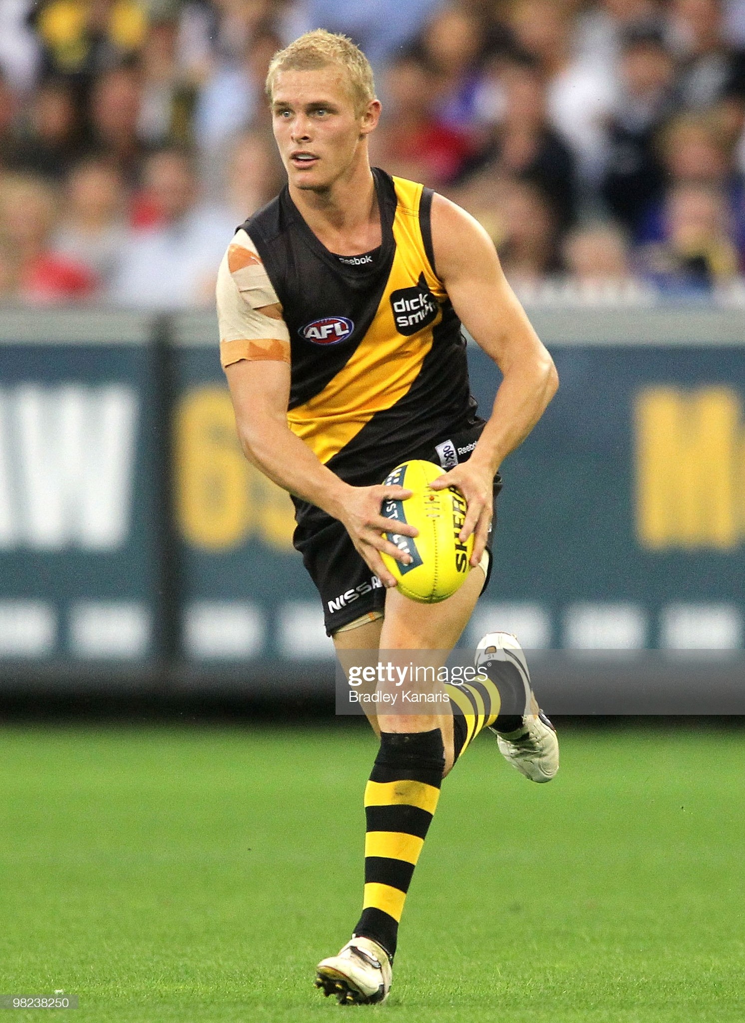 mitch-farmer-of-the-tigers-prepares-to-kick-the-ball-during-the-round-picture-id98238250