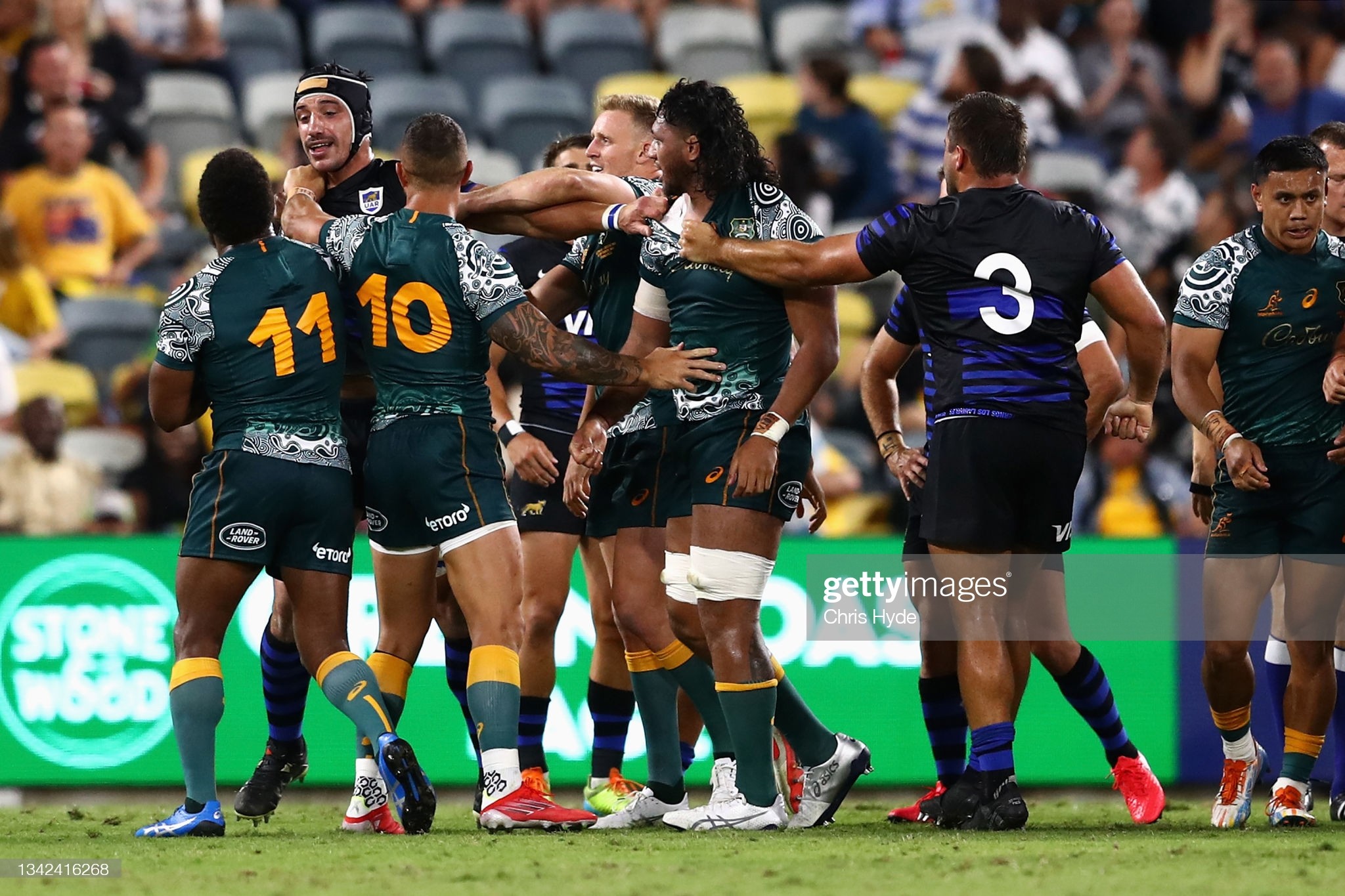 pumas-and-wallabies-players-exchange-words-during-the-rugby-match-picture-id1342416268