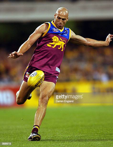 sep-2001-martin-pike-of-brisbane-in-action-against-richmond-during-picture-id998919