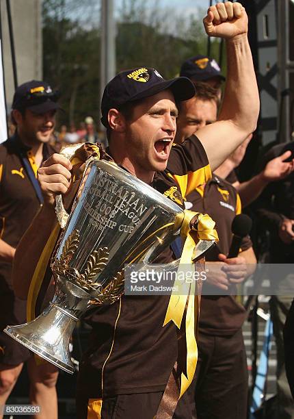 shane-crawford-of-the-hawks-holds-up-the-2008-afl-premiership-cup-picture-id83036593