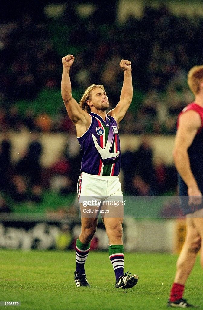 tony-modra-of-the-fremantle-dockers-in-action-during-the-afl-1999-picture-id1563879