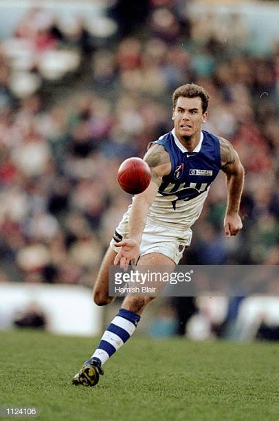 wayne-carey-of-north-melbourne-in-action-during-the-round-15-afl-picture-id1124106