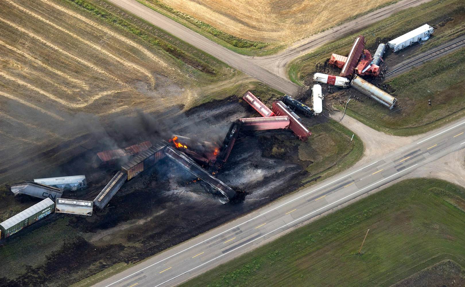 pc-141007-train-derailment-02_25da210c6ba74186d8390b938578df20.nbcnews-ux-2880-1000.jpg