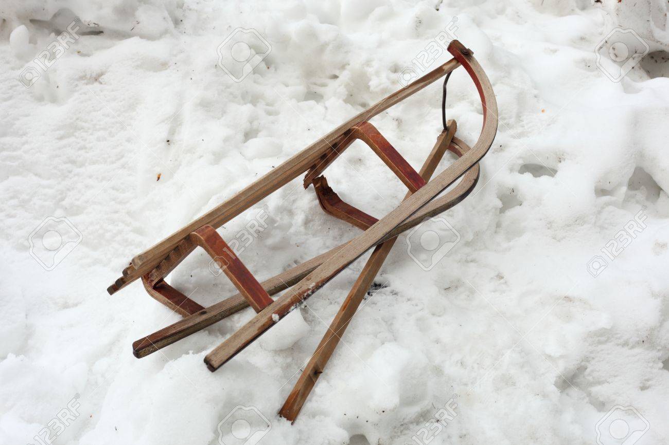 12771511-a-broken-sledge-is-on-the-snow.jpg