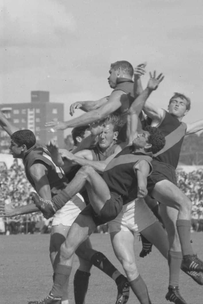 Bill-at-the-front-of-a-pack-crashed-by-Polly-Farmer-in-the-1968-second-semi-final-against-Perth-Courtesy-of-Westpix-TWA-0112395.jpg