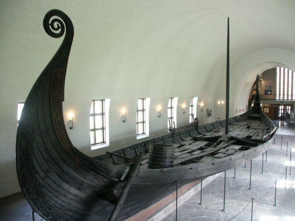 5f979dd7e2de388d710e539e7b25dfde--viking-longship-ancient-vikings.jpg