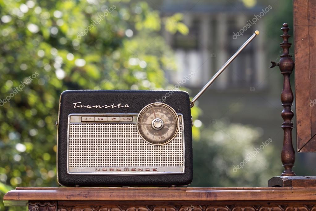 depositphotos_67522001-stock-photo-vintage-transistor-radio.jpg