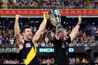 Skipper [PLAYERCARD]Trent Cotchin[/PLAYERCARD] and Damien Hardwick lift the 2020 premiership cup.