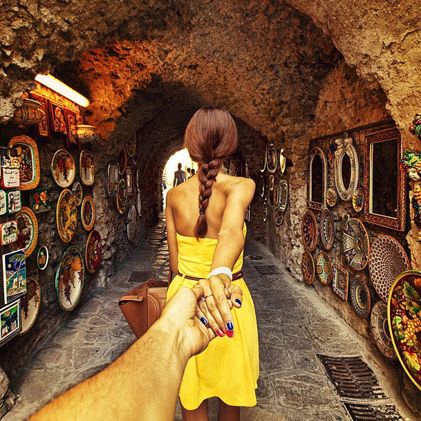 photographer-follows-girlfriend-around-the-world-holding-hand-photo-series-15.jpg