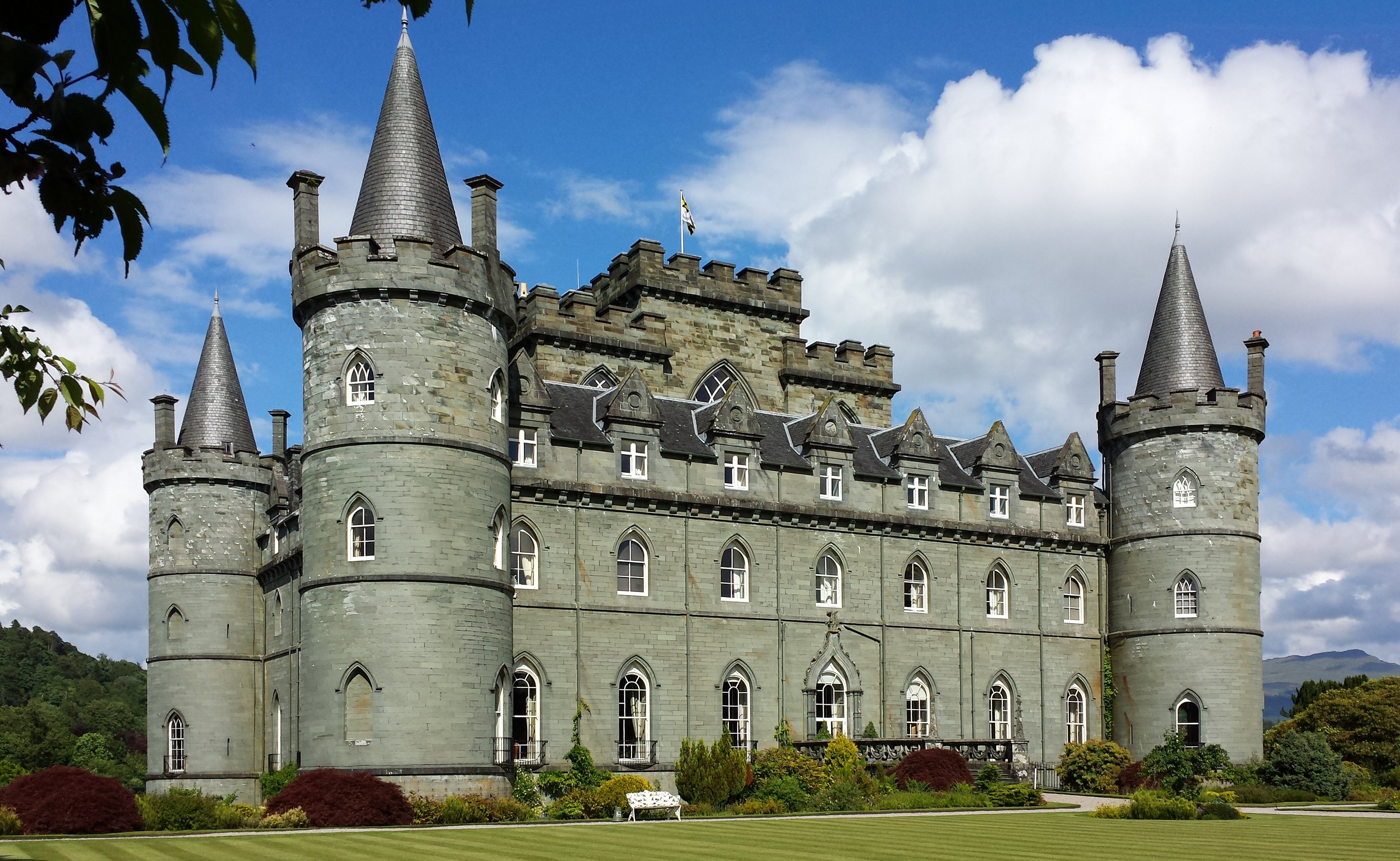 Inveraray_Castle_-_south-west_facade.jpg