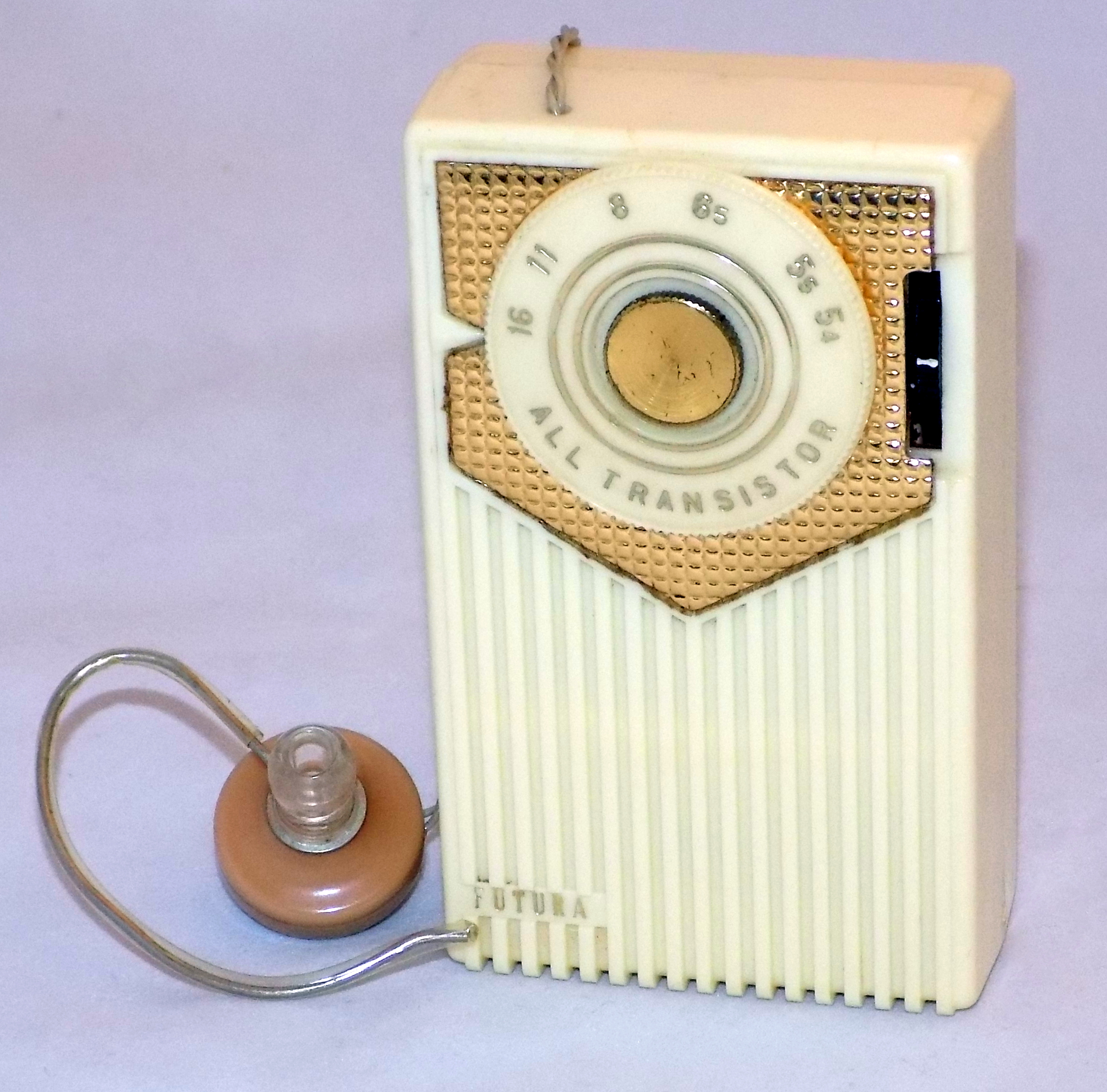 Vintage_Futura_Transistor_Radio_%28No_Model_Number%29%2C_By_Bell_Products%2C_St._Louis%2C_Mo.%2C_Made_in_the_USA%2C_Earphone_Listening_Only%2C_Circa_1959_%2823616632435%29.jpg