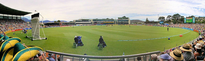 800px-CG-BelleriveOval-pano1.jpg