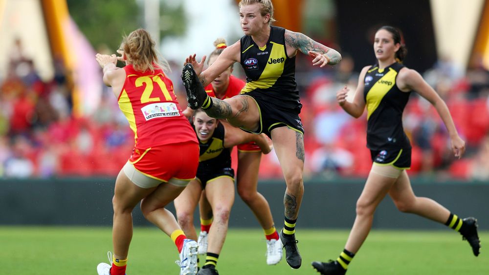 Phoebe-Monahan-kicks-the-ball-out-of-defence-for-the-Tigers.JPG