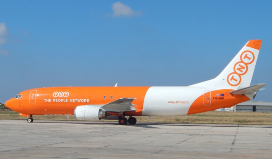 TNT-Boeing-737-400-in-Malta-e1450179640987.jpg