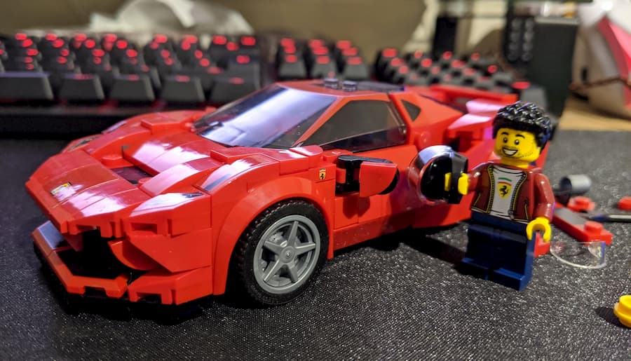LEGO-76895-Speed-Champions-Ferrari-F8-Tributo-4.jpg