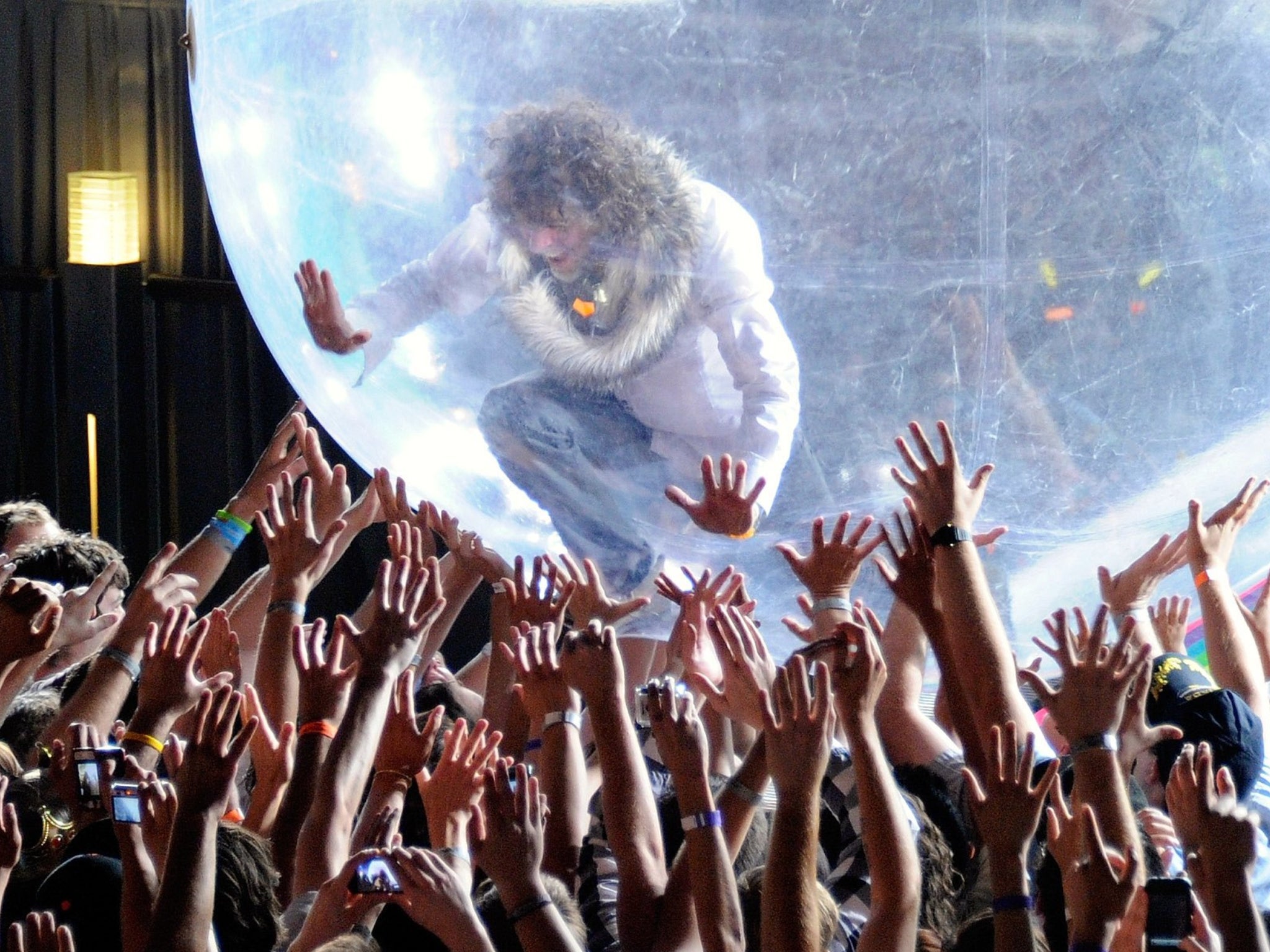 The-Flaming-Lips-perform-to-entire-crowd-encased-in-plastic.jpg