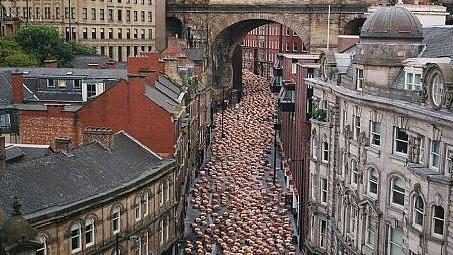 Spencer-Tunick-the-artist-shot-a-mass-nude-scene-in-Newcastle.JPG