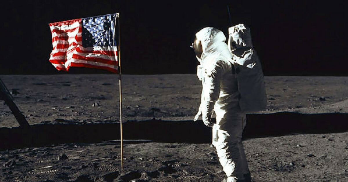 Neil-Armstrong-Looks-at-the-Flag-on-the-Moon.jpg